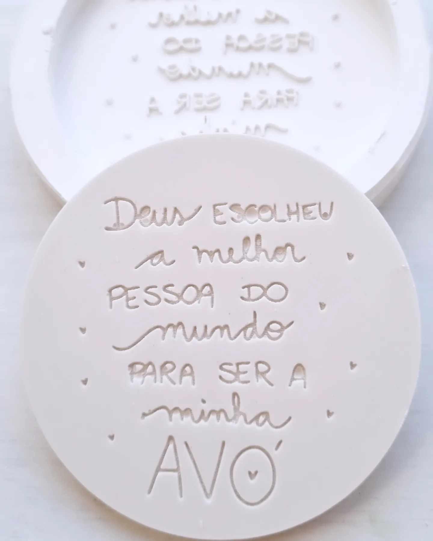 Molde redondo branco com texto em relevo para a avó.
