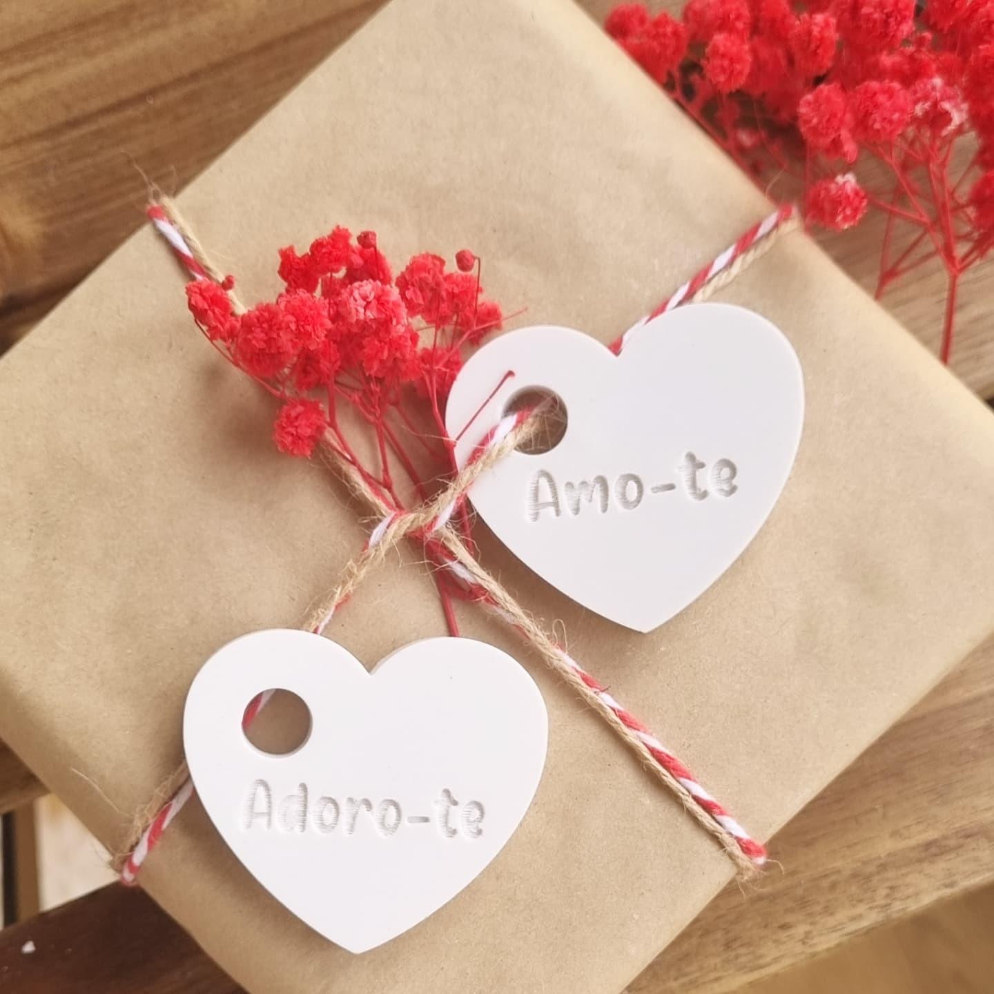 Conjunto de duas etiquetas em forma de coração brancas: “Adoro-te” e “Amo-te”