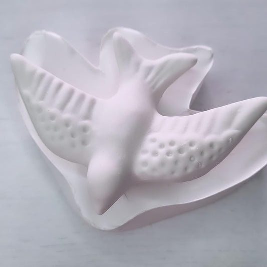 Molde de andorinha branco com relevo nas asas e detalhes em pontos