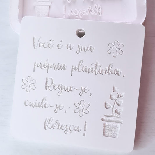 Molde de mensagem inspiradora em cartão branco com texto e flores em relevo