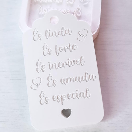 Molde de silicone com frase decorativa em relevo e corações