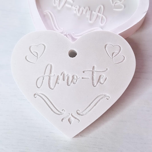 Molde em forma de coração branco com bordado “amo-te” e corações