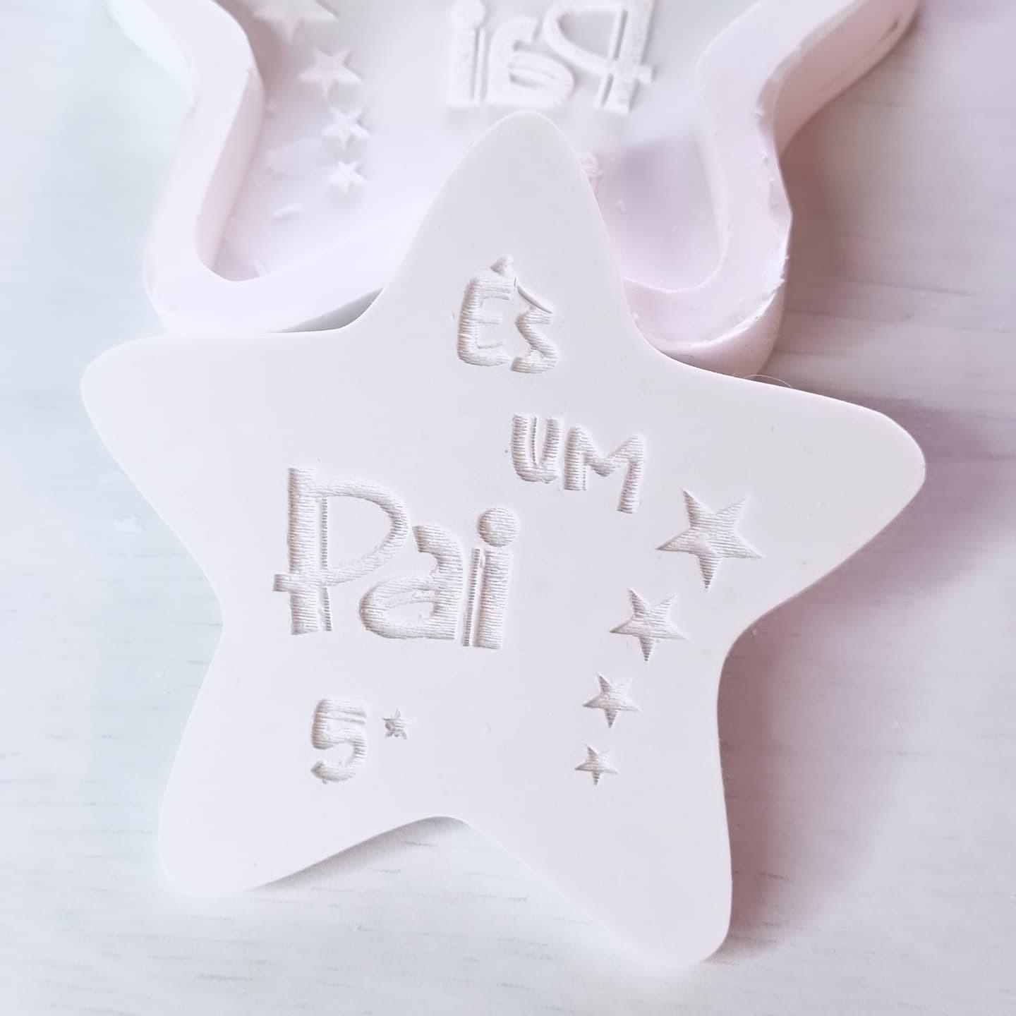 Molde em forma de estrela com bordado em relevo e texto Pai 5 estrelas