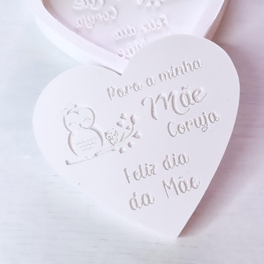 Coração decorativo branco com bordado 'Feliz dia da Mãe' e mensagem