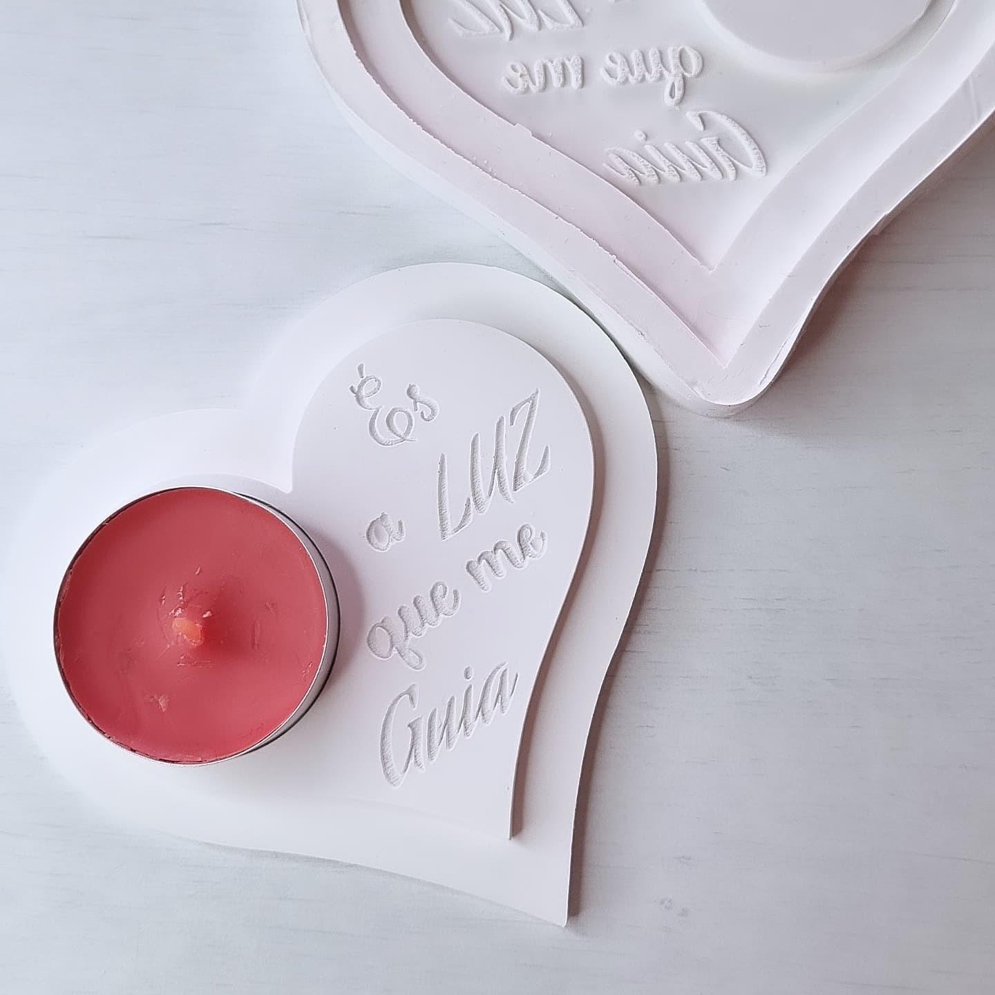 Molde porta-vela em forma de coração branco com frase em relevo e vela vermelha