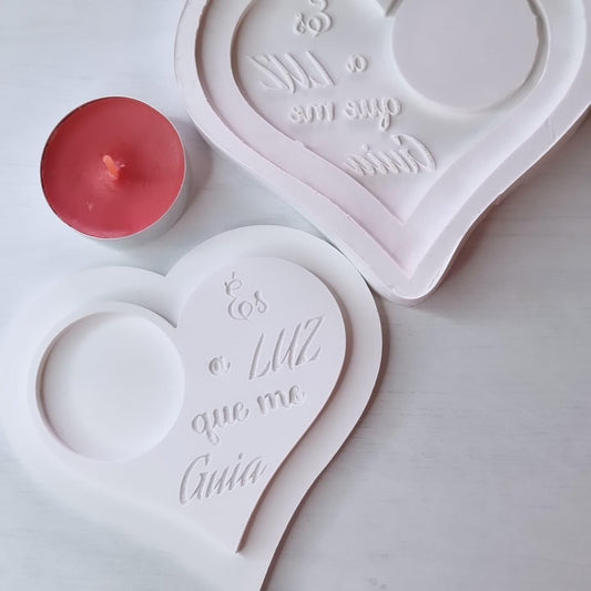 Molde porta-vela de coração branco com frase em relevo e vela vermelha ao lado