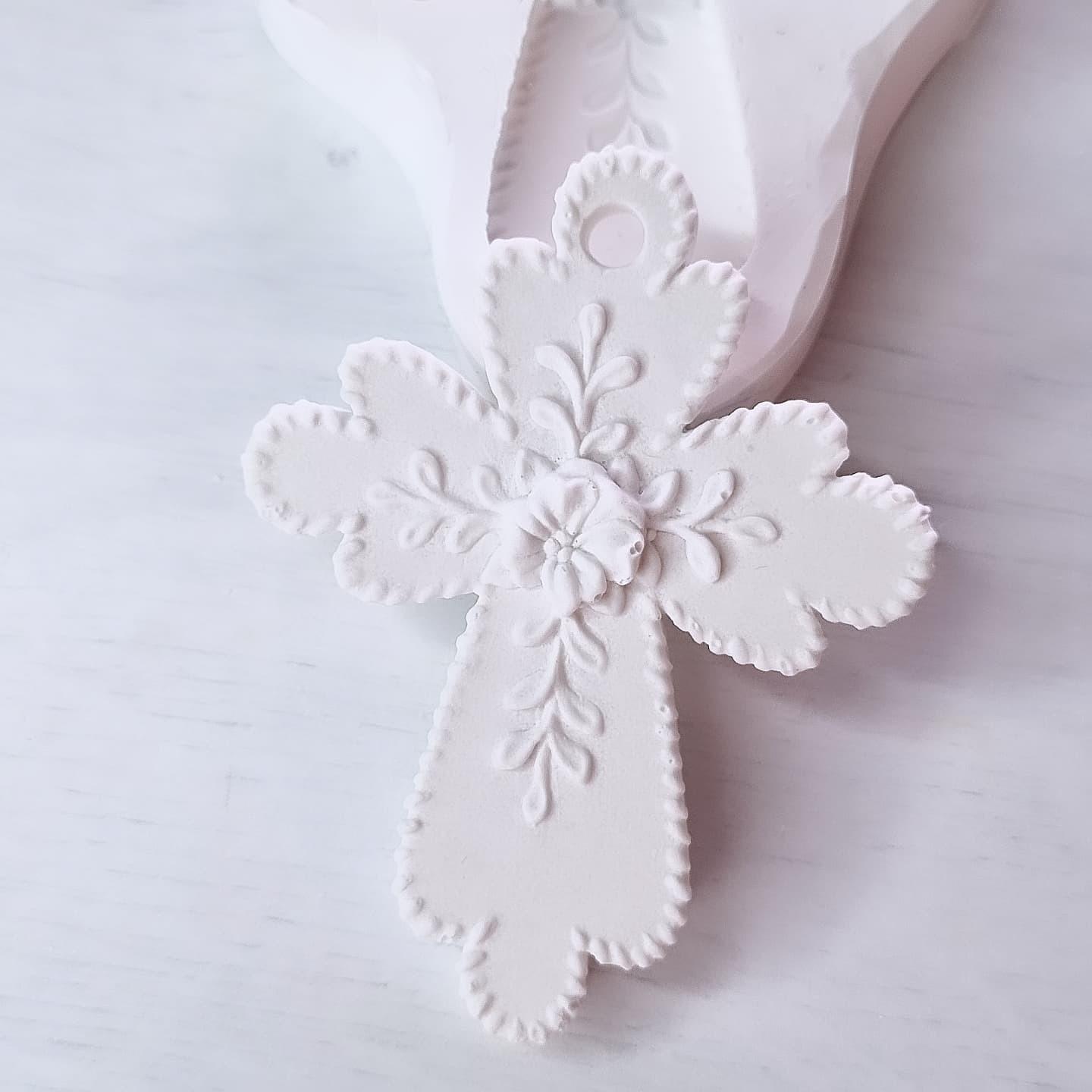 Molde de cruz floral em relevo, com motivos florais 3D, cor clara