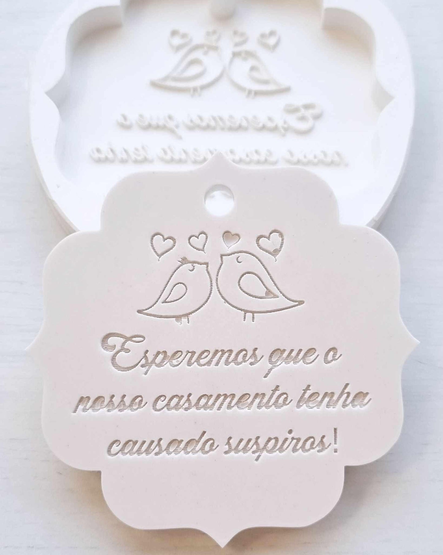 Molde em forma de nuvem com passarinhos, corações e texto para casamento em relevo