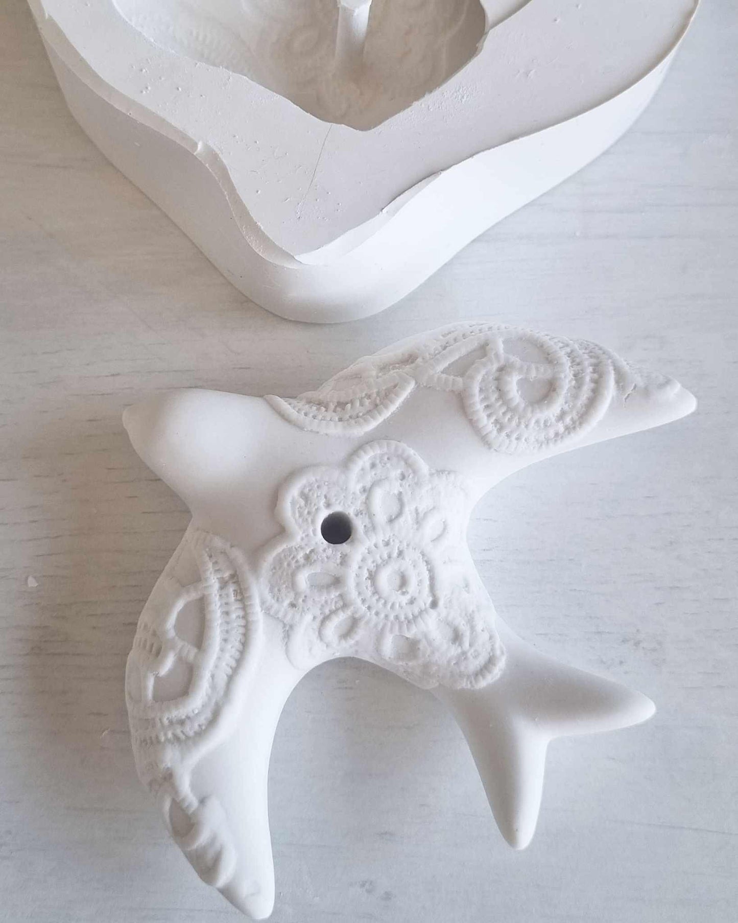 Molde de andorinha bordado branco, com tecido em forma de andorinha
