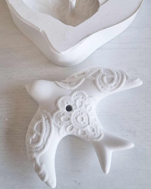 Molde de andorinha bordado branco, com tecido em forma de andorinha