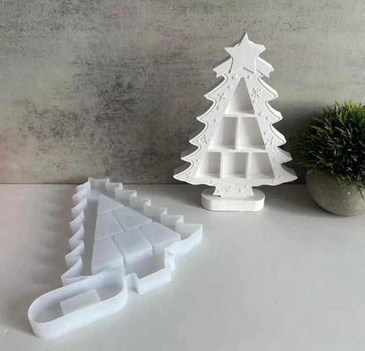 Molde de árvore de Natal branco em formato de pinheiro com divisórias e base