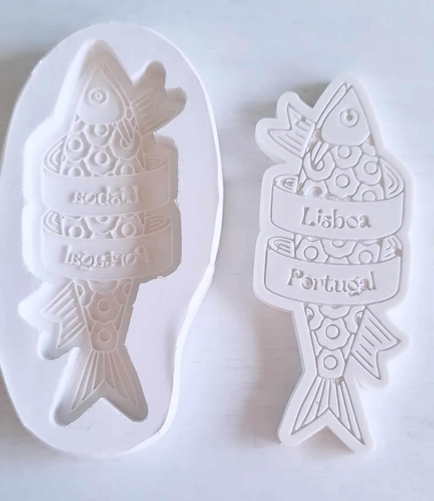 Molde de íman em forma de sardinha com decoração e texto Lisboa e Portugal