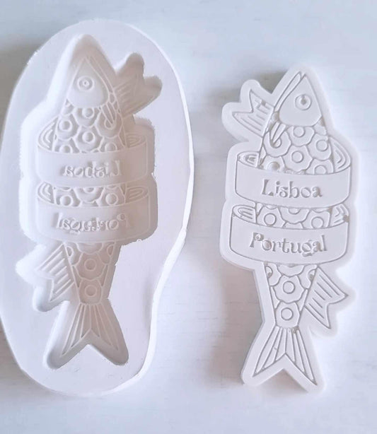 Molde de íman em forma de sardinha com decoração e texto Lisboa e Portugal
