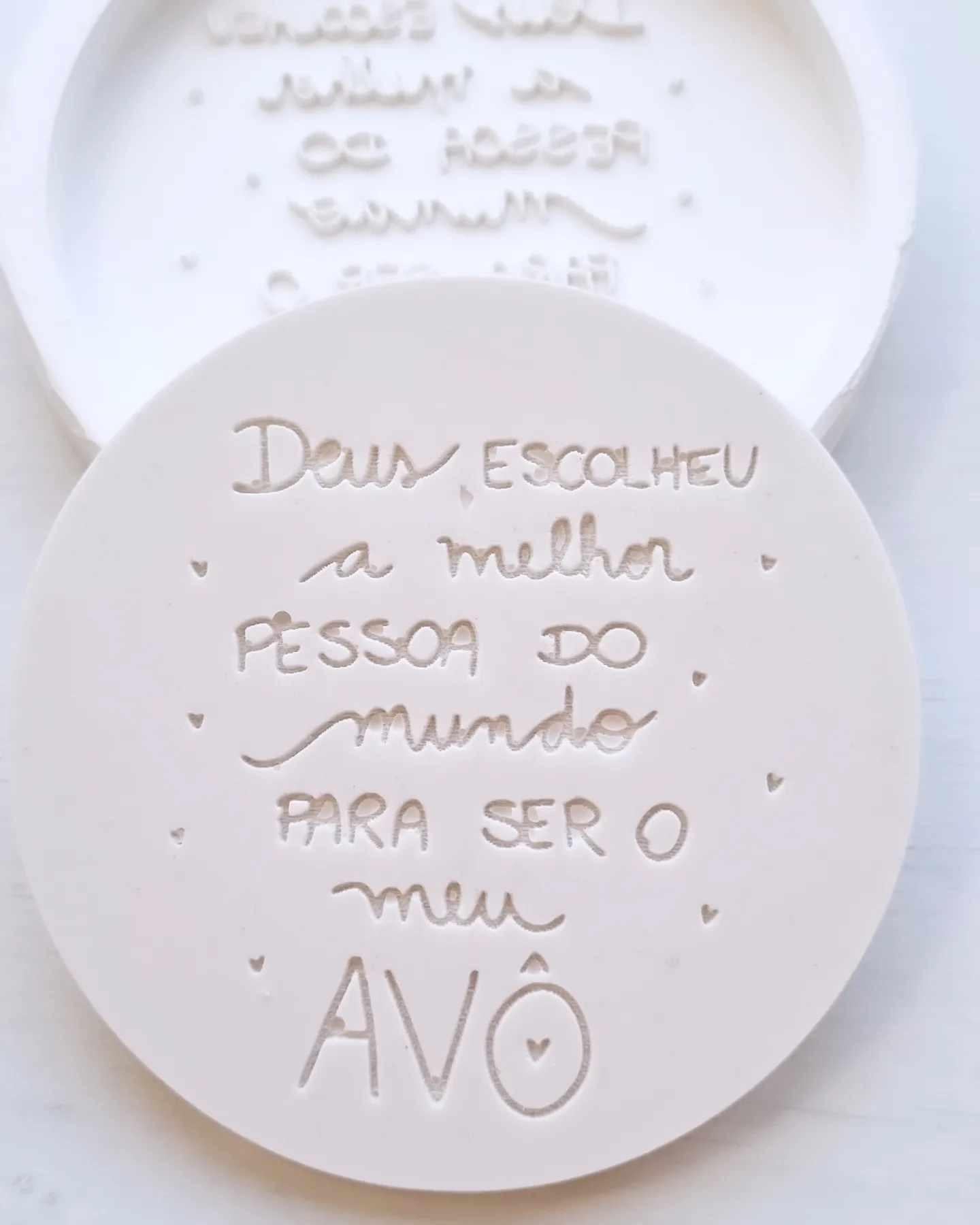 Molde redondo branco com inscrição decorativa e coração em relevo
