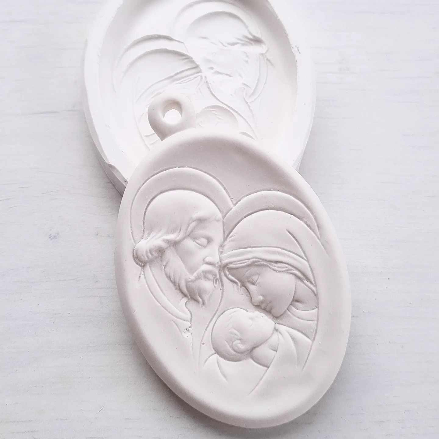 Molde oval para presépio em relevo, com figuras de Natal esculpidas