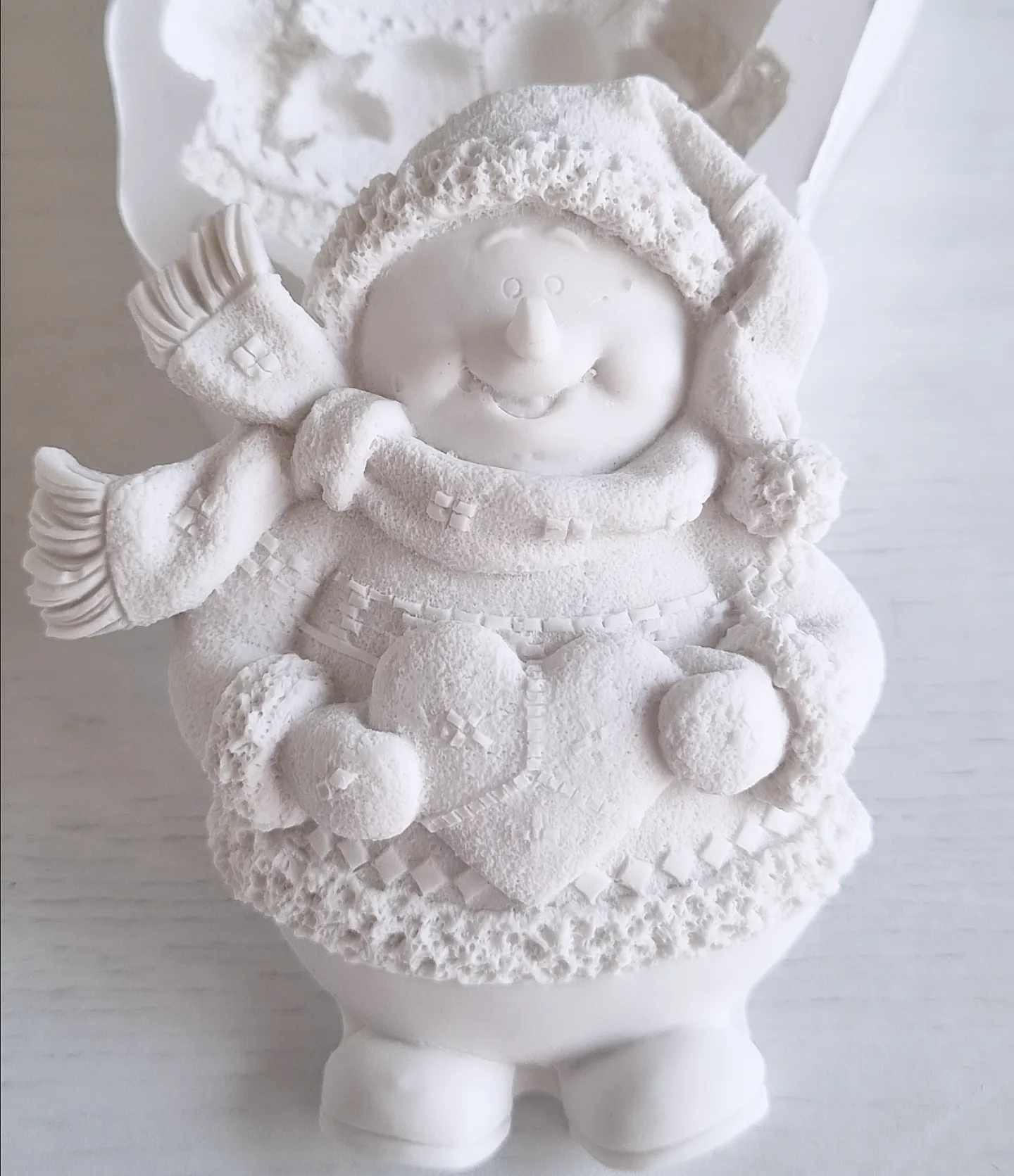 Molde de Pai Natal em relevo branco, com boneco de barba, luvas e cinto