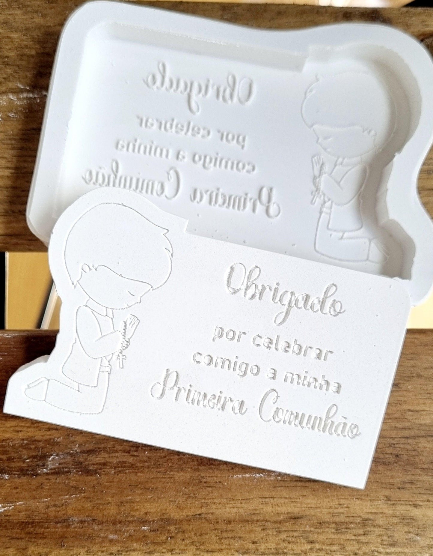 Molde de placa de comunhão com menino em relevo e inscrição 'Obrigado por celebrar comigo'