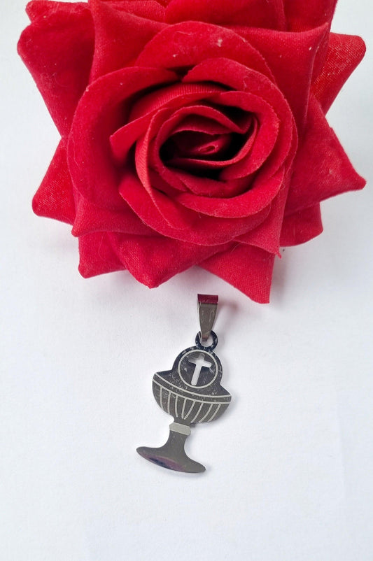 Medalha pendente de prata em forma de cálice, com cruz gravada e argola