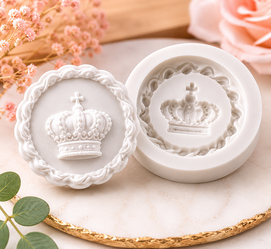 Molde de coroa em silicone branco, com cruz e coroa em relevo