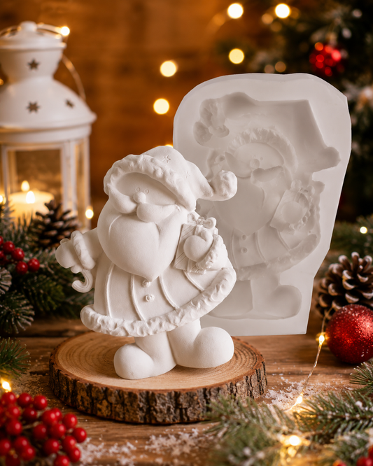 Figura branca de Pai Natal sentado, segurando bengala, em base redonda de madeira