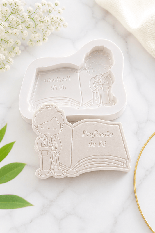 Molde de silicone em forma de bíblia com menino e texto “Profissão de Fé”