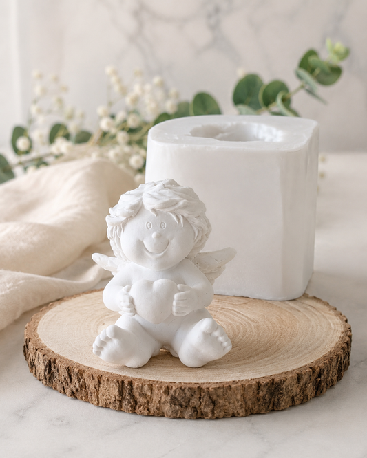 Molde de anjo branco com coração esculpido, figura sentada com asas