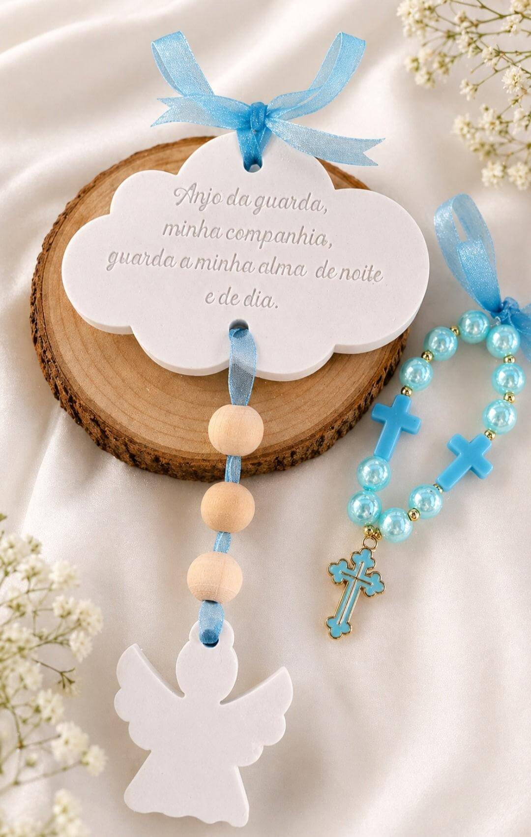 Ornamento em nuvem com anjo, fita azul e contas com cruz, em base de madeira