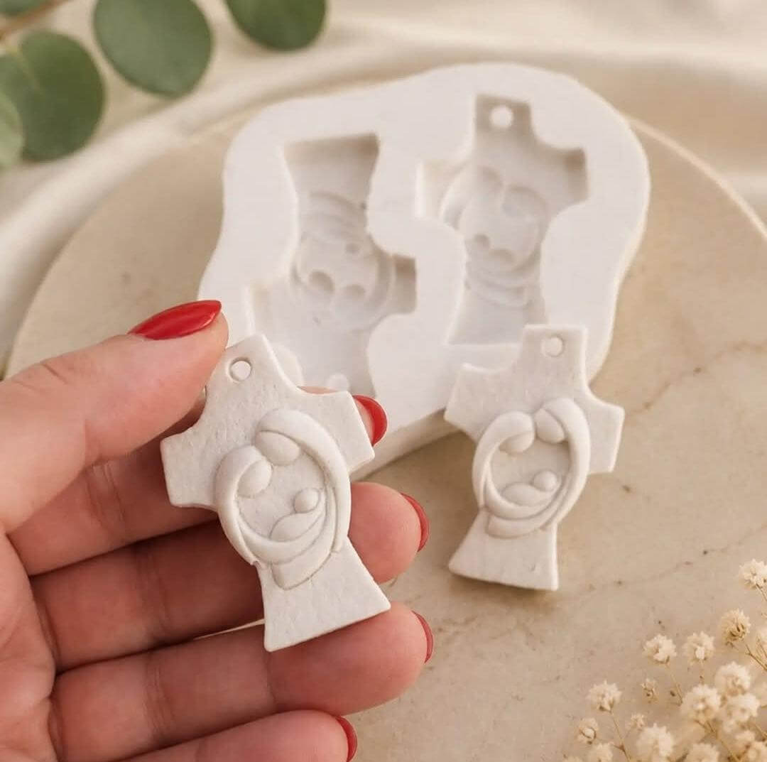 Molde de silicone para presépio em cruz, com peça de decoração em relevo segurada à mão