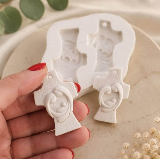 Molde de silicone para presépio em cruz, com peça de decoração em relevo segurada à mão