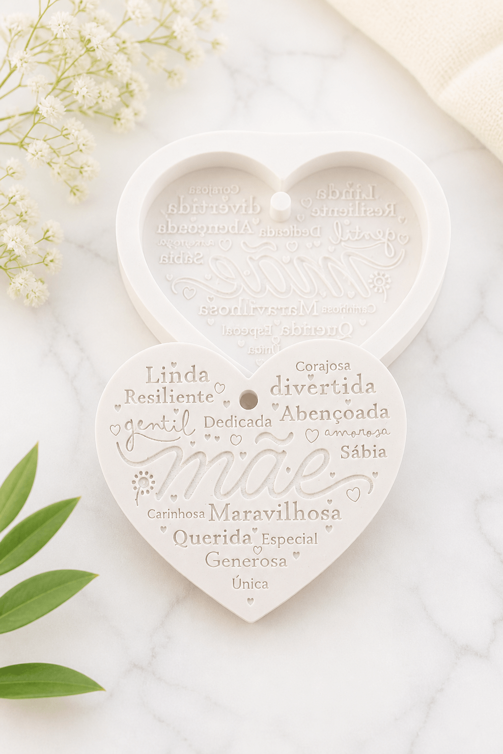 Moldura em forma de coração com palavras dedicatórias da mãe, texto gravado