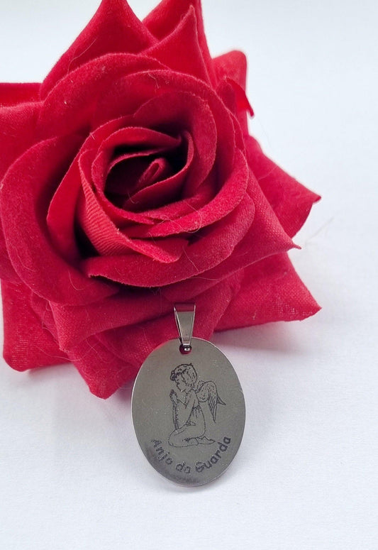 Medalha oval prateada com figura de anjo da guarda e argola superior