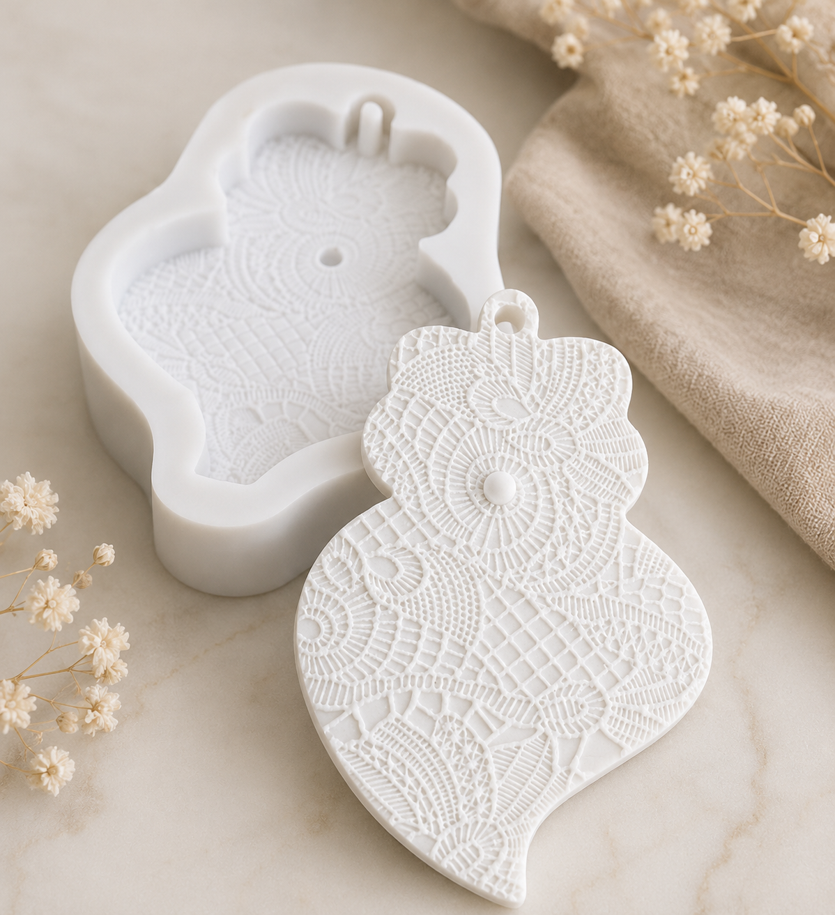 Molde de coração de Viana rendado branco, com furo central e padrão decorativo