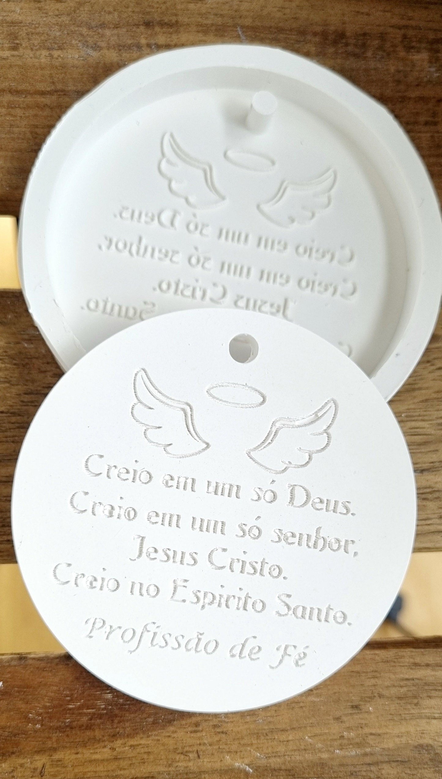 Molde redondo branco com pombas e texto religioso “Creio em um só Deus”
