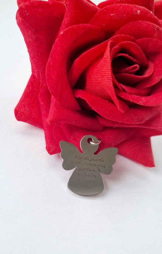 Medalha anjo da guarda prateada em forma de anjo com argola e gravações.