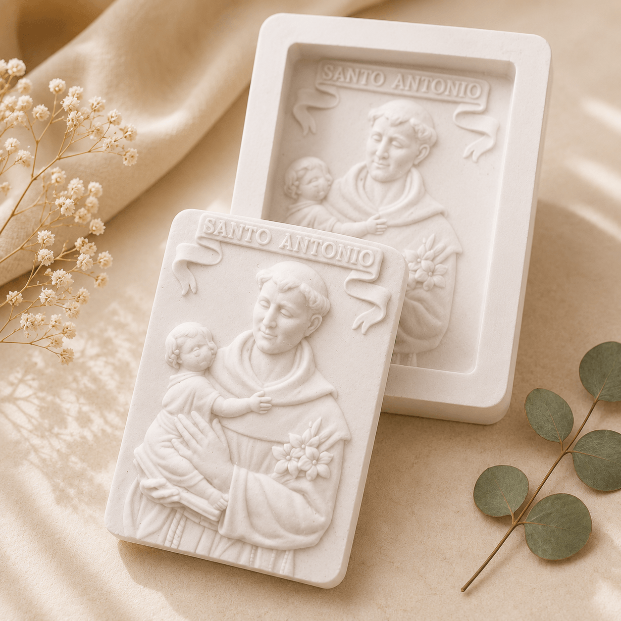 Molde de placa com relevo de Santo António, figura e ornamentos florais