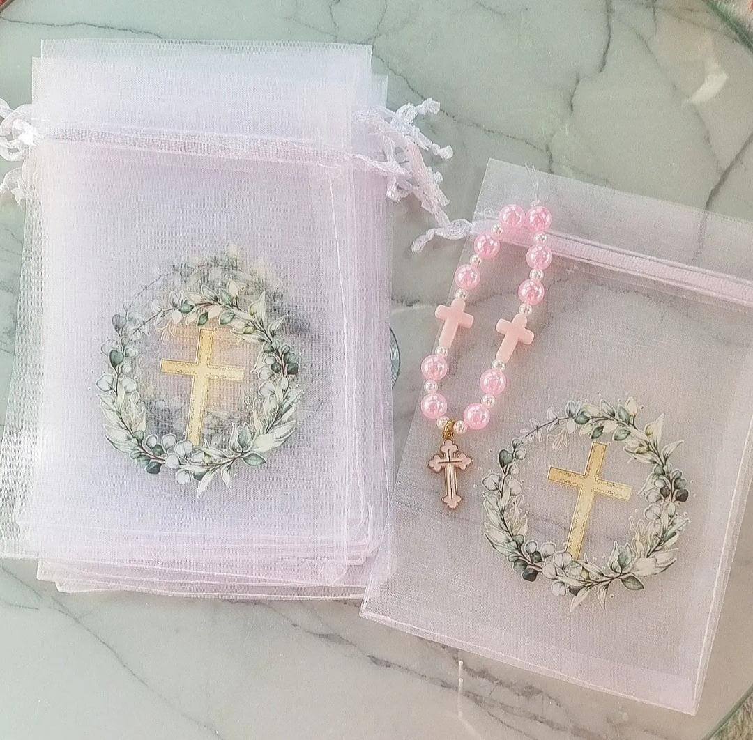 Conjunto de sacos de organza translúcida com cruz dourada e renda