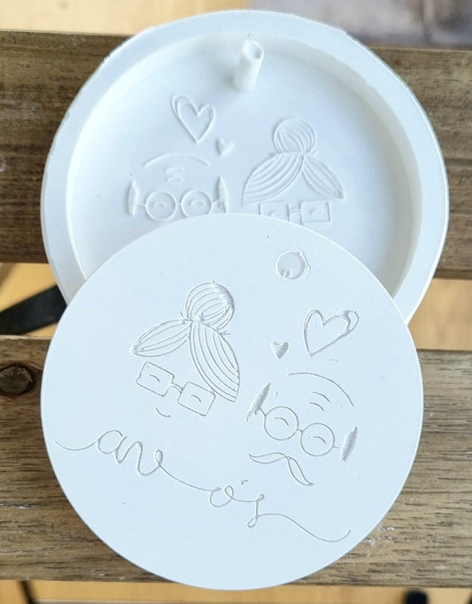 Molde redondo branco de silicone com motivos em relevo de avó e corações