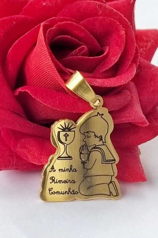 Medalha dourada de menino na Primeira Comunhão, com menino ajoelhado e cálice
