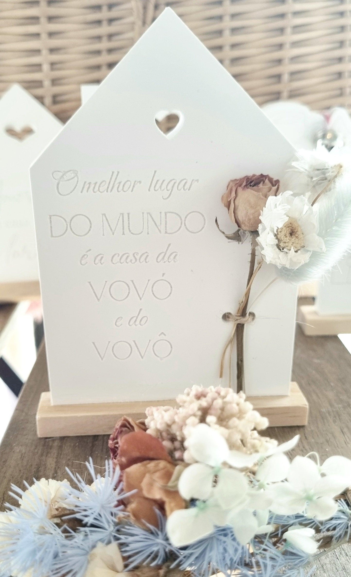 Casa dedicatória branca com coração, mensagem 'O melhor lugar do mundo' em base