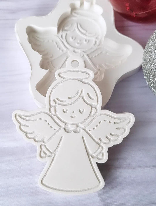 Molde de anjo branco com argola circular e relevo detalhado no peito