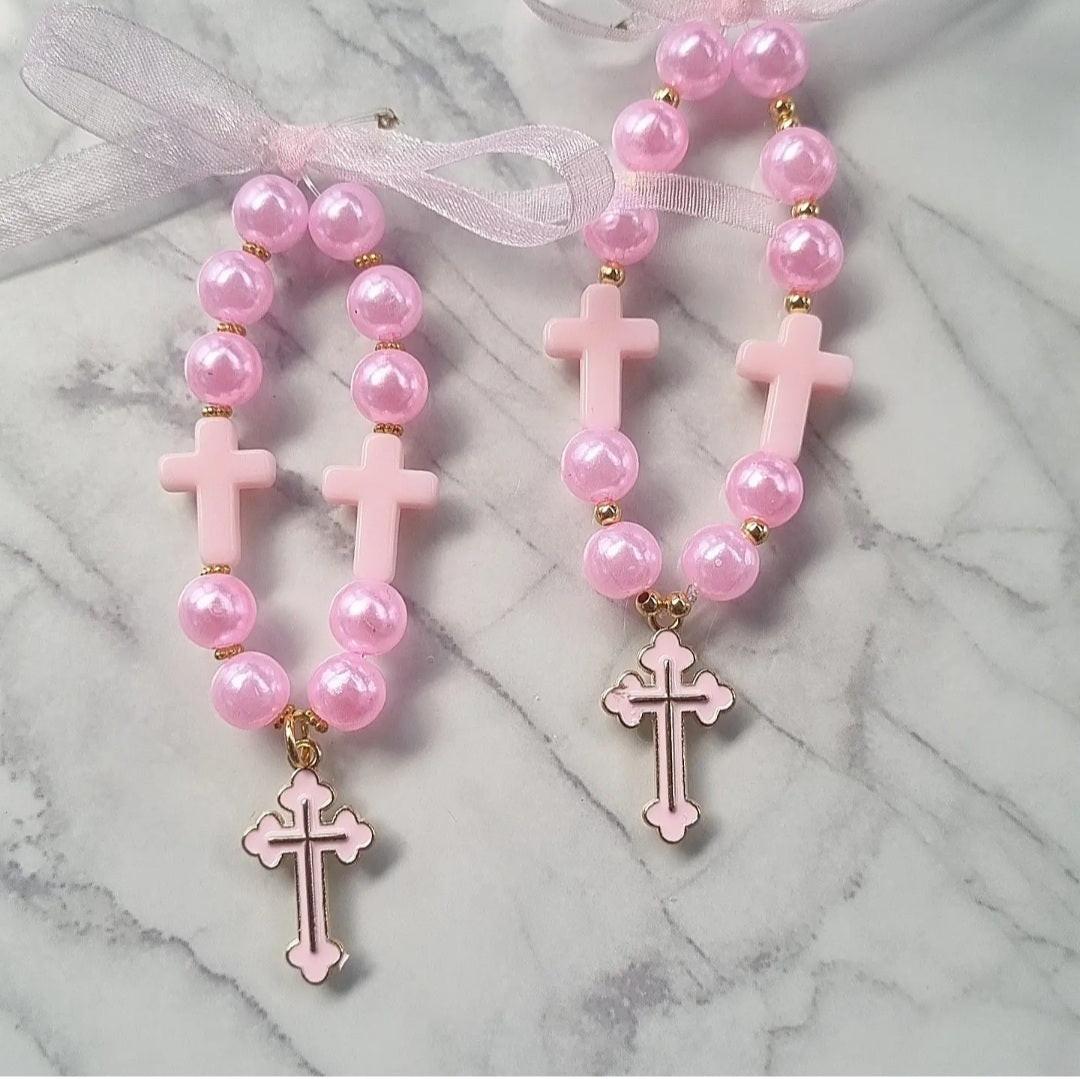 Terço de dezena rosa com contas e cruz pendente dourada