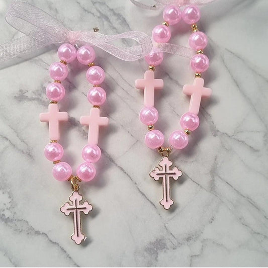 Terço de dezena rosa com contas e cruz pendente dourada