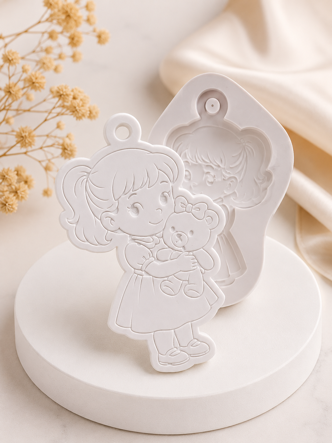 Molde de menina com ursinho em relevo, formato de figura infantil, branco