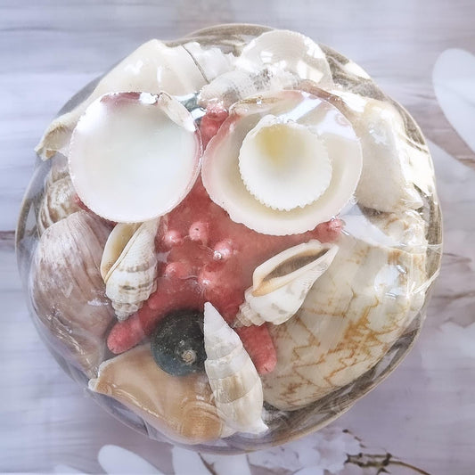 Cesta pequena decorada com conchas brancas e elementos rosa