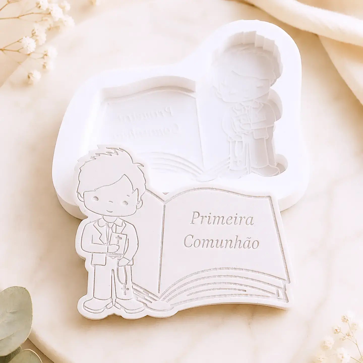 Molde de silicone branco com figura de menino e livro “Primeira Comunhão”
