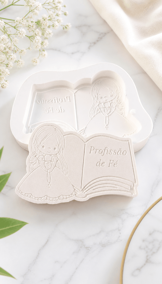 Molde em silicone branco com menina e livro aberto, com relevo “Profissão de Fé”