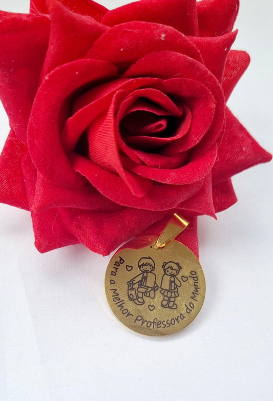 Medalha dourada redonda com clipe e fundo vermelho em formato de flor de tecido