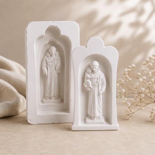 Molde de capela com relevo de Santo António e decoração de nichos, cor branca