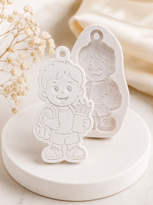 Molde de silicone com desenho de menino e uma segunda figura, ambos com lápis
