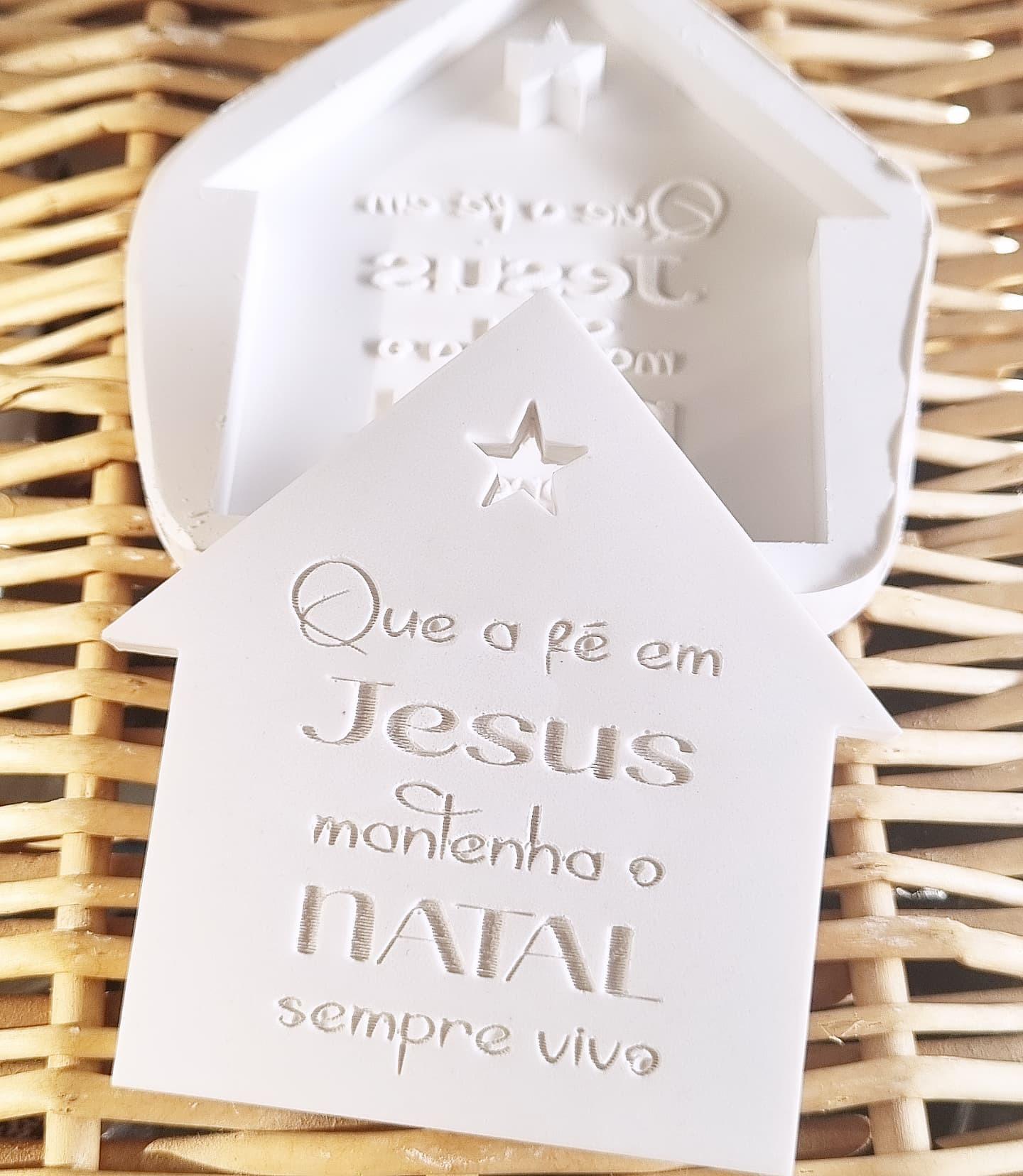 Molde em forma de casa com frase de Natal 'Que a fé em Jesus'